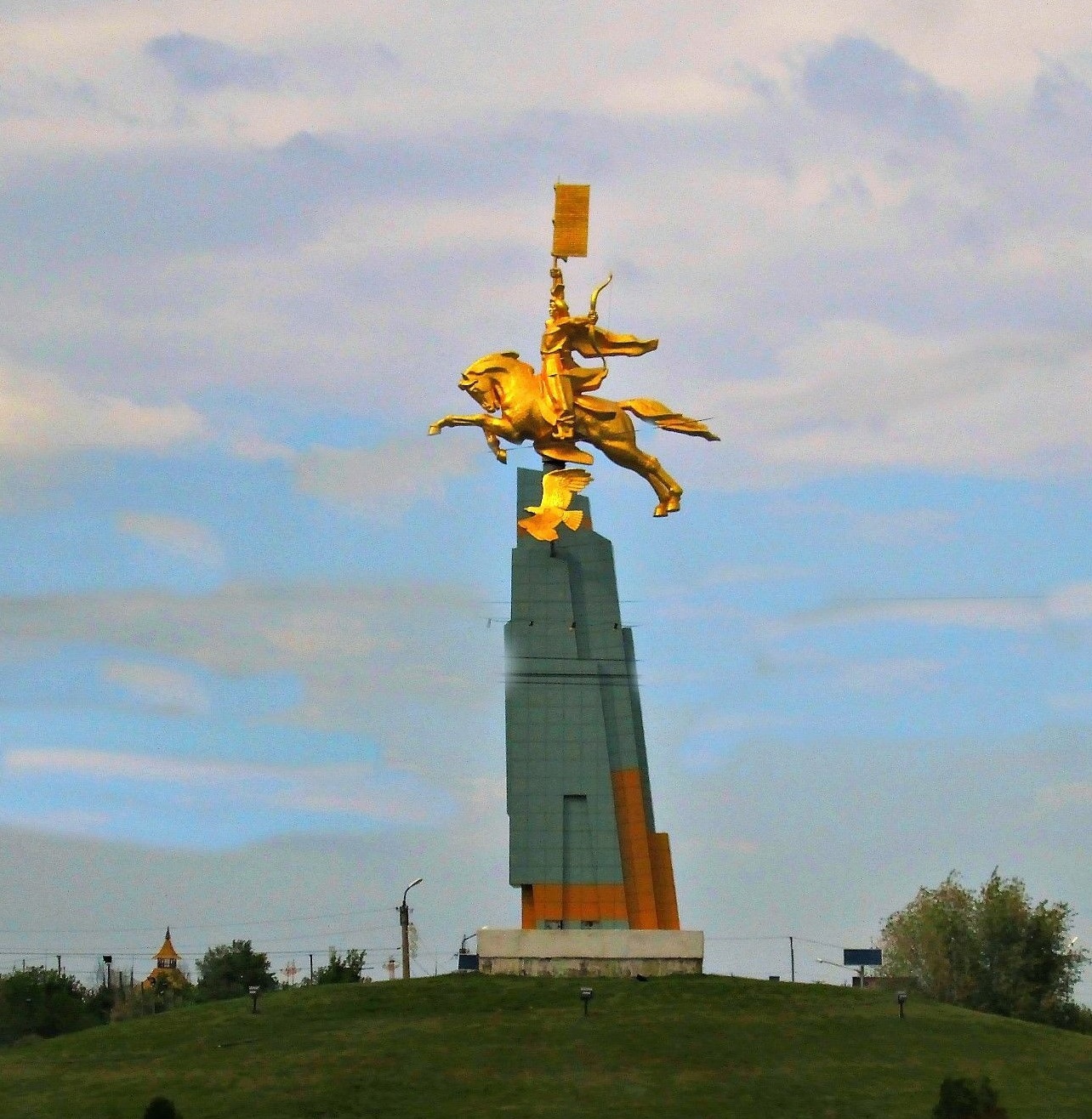 Золотой всадник элиста. Золотой всадник Калмыкия. Памятник золотой всадник в Элисте. Стелла в Элисте золотой всадник.