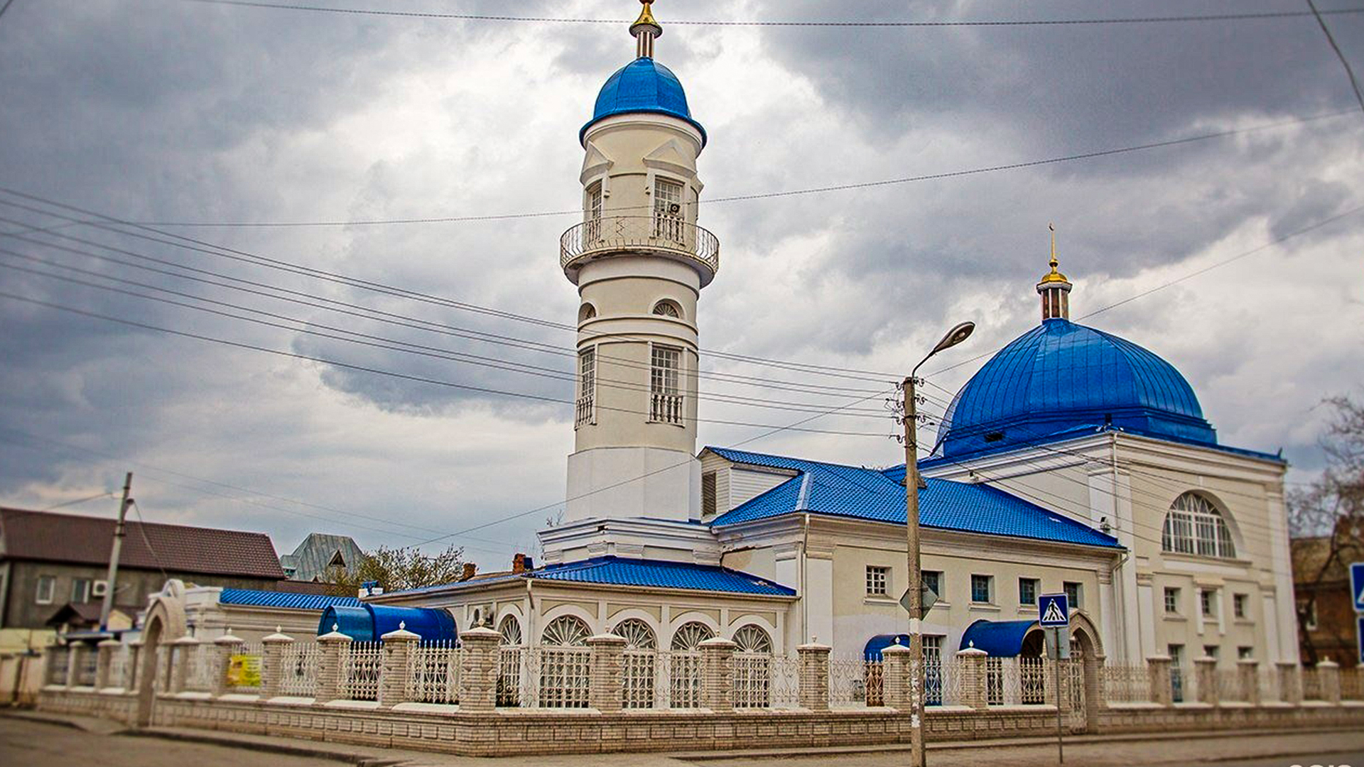 Ураза в астрахани. Белая мечеть Астрахань. Белая мечеть АК-мечеть в Астрахани.. Центральная мечеть Астрахань. Мусульманские мечети в Астрахани.