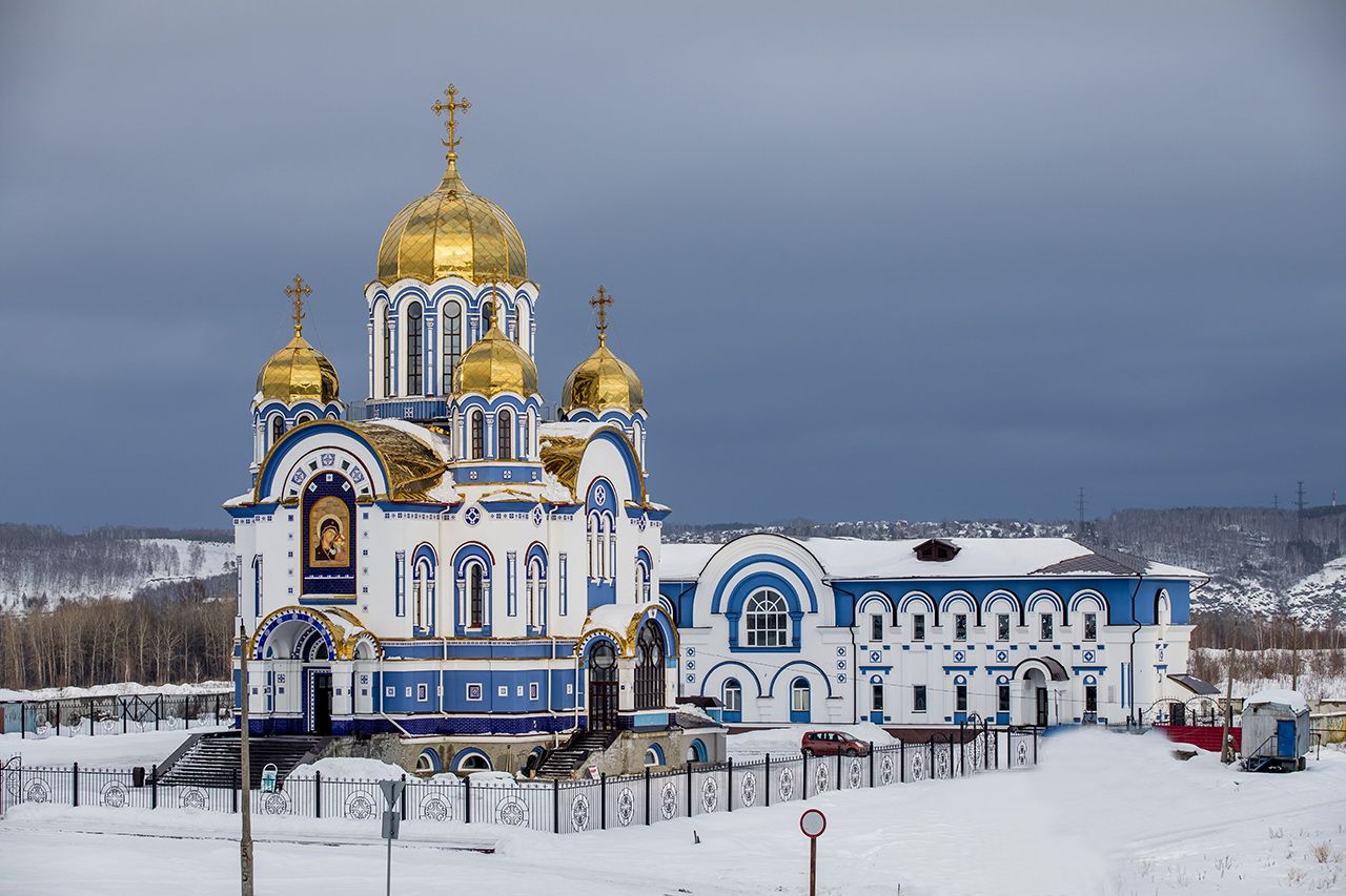 Казанская богородица церковь. Собор Казанской Божьей матери в Кемерово. Храм Казанской иконы Кемерово. Кемерово собор Шалготарьян. Собор в Кемерово икона Божией матери.