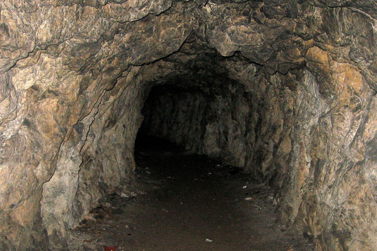 Железноводск пещера. Грот вечной мерзлоты в Железноводске. Гора Развалка Железноводск пещера вечной мерзлоты. Грот летней мерзлоты в Железноводске. Пещера Штольня Железноводск.