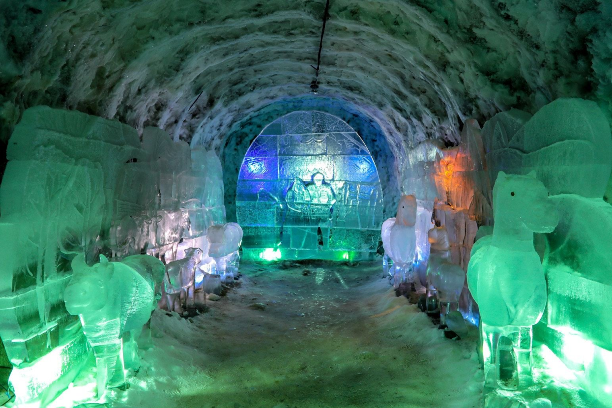 Почему в пещерах холодно. Музей вечной мерзлоты в Якутске. Царство вечной мерзлоты Якутск. Грот вечной мерзлоты в Железноводске. Пещера вечной мерзлоты Якутск.